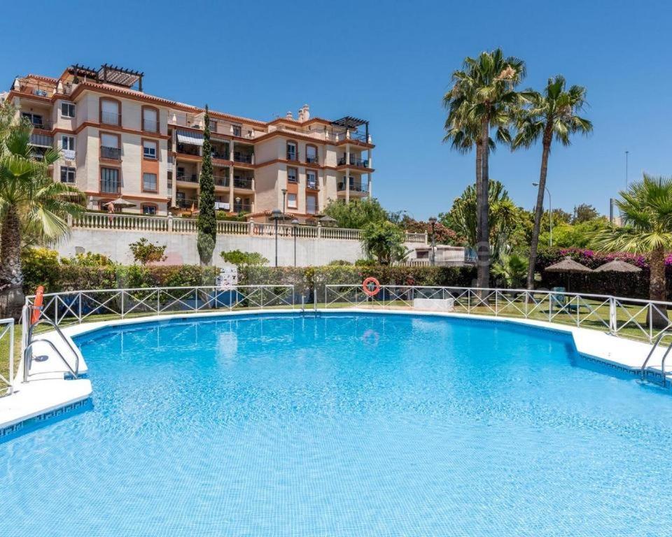 2Bdr Sunny Apartment With Pool And Private Parking In Benalmadena Luaran gambar