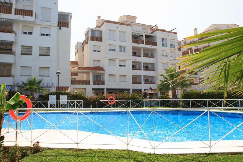 2Bdr Sunny Apartment With Pool And Private Parking In Benalmadena Luaran gambar