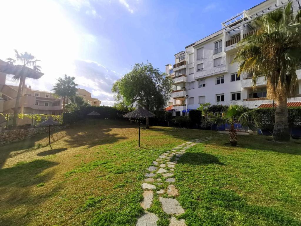 2Bdr Sunny Apartment With Pool And Private Parking In Benalmadena Luaran gambar